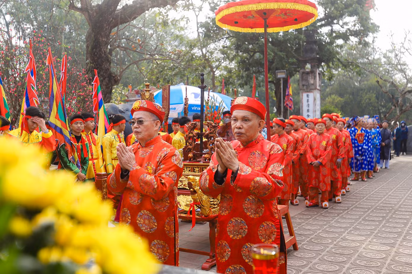 Ngày 4/2/2023 (tức ngày 14 tháng Giêng) từ 22h15 đến 22h40 thực hiện nghi lễ dâng hương, từ 22h40 đến 23h10 tổ chức nghi lễ rước Kiệu ấn, từ 23h15 thực hiện nghi lễ Khai ấn. Ảnh: TRỌNG TÀI.