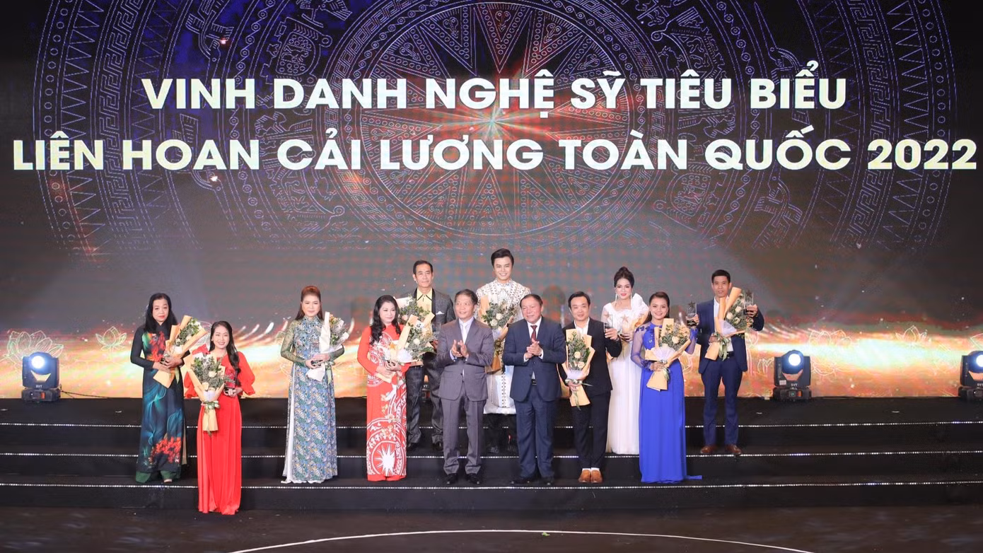 Ủy viên Bộ Chính trị, Trưởng Ban Kinh tế Trung ương Trần Tuấn Anh và Ủy viên BCH Trung ương Đảng, Bộ trưởng Bộ VHTTDL Nguyễn Văn Hùng trao hoa và biểu trưng cho các nghệ sĩ tiêu biểu của Liên hoan Cải lương toàn quốc năm 2022.