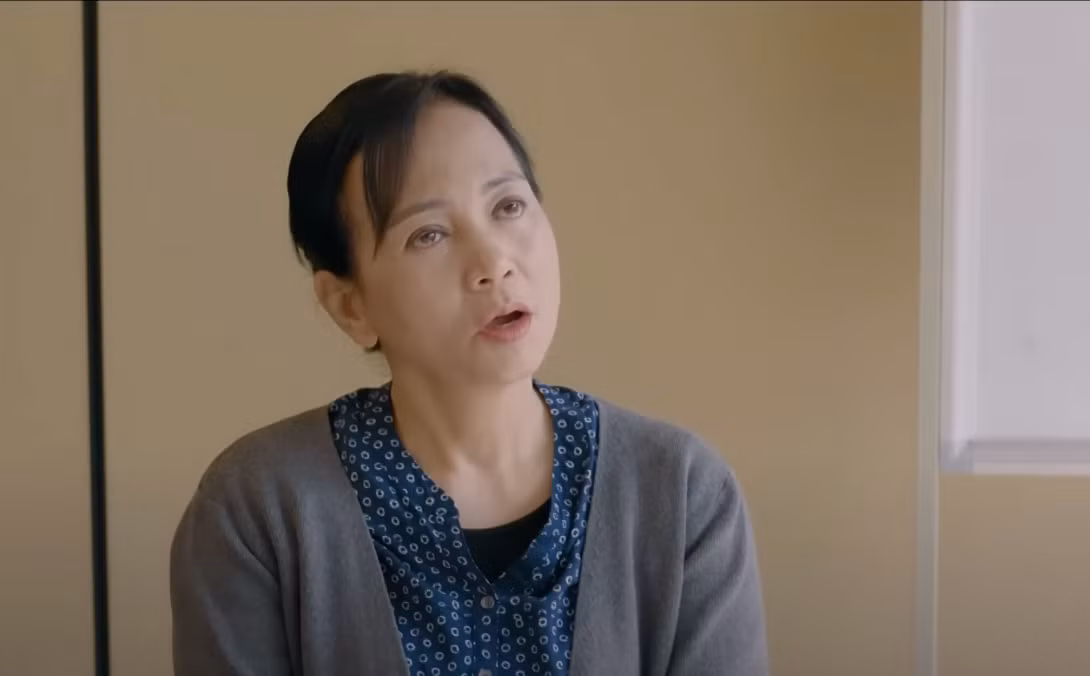 Mẹ của Hà đến công ty luật, yêu cầu Phương tìm lại công bằng cho Hà (Huyền Trang). Ảnh: CMH.