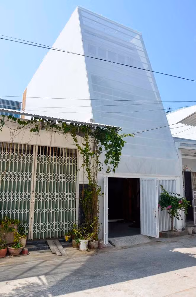 Ngôi nhà nhỏ này nằm trong một con hẻm của TP Nha Trang, mật độ xây dựng xung quanh dày đặc cùng với nhiều hình thái kiến trúc lộn xộn về mặt không gian.