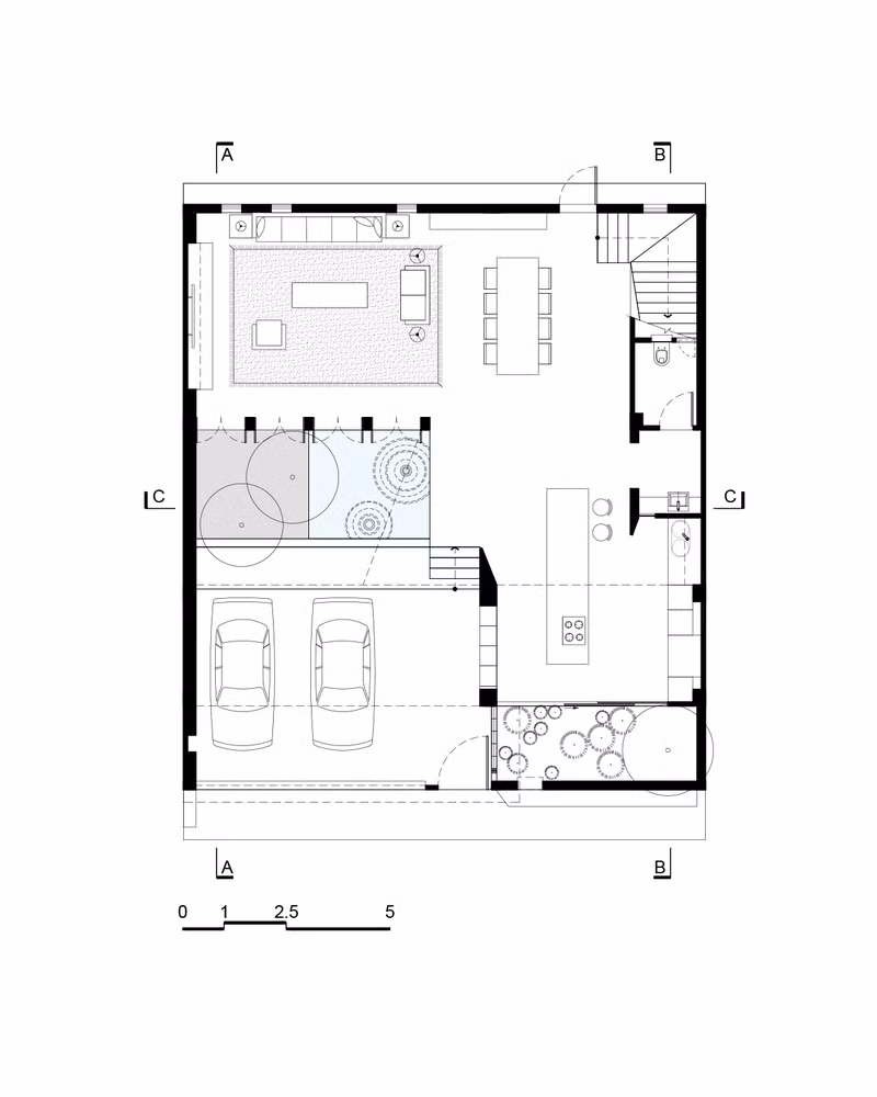 Ngôi nhà này được bố trí trong một diện tích hạn chế 12,5m x 14,5m nhưng lại đòi hỏi nhiều chức năng nên kiến trúc sư bố trí các khu vực sinh hoạt cơ bản như phòng khách, phòng ngủ ra phía sau trong khi các tiện ích khác như nhà bếp, nhà để xe, hồ bơi, nơi học tập được đưa ra phía trước.