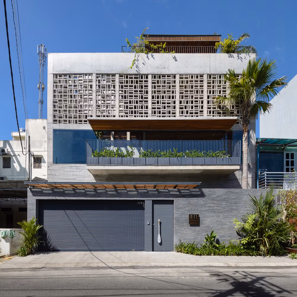 Ngôi nhà này được bố trí trong một diện tích hạn chế 12,5m x 14,5m nhưng lại đòi hỏi nhiều chức năng nên kiến trúc sư bố trí các khu vực sinh hoạt cơ bản như phòng khách, phòng ngủ ra phía sau trong khi các tiện ích khác như nhà bếp, nhà để xe, hồ bơi, nơi học tập được đưa ra phía trước.