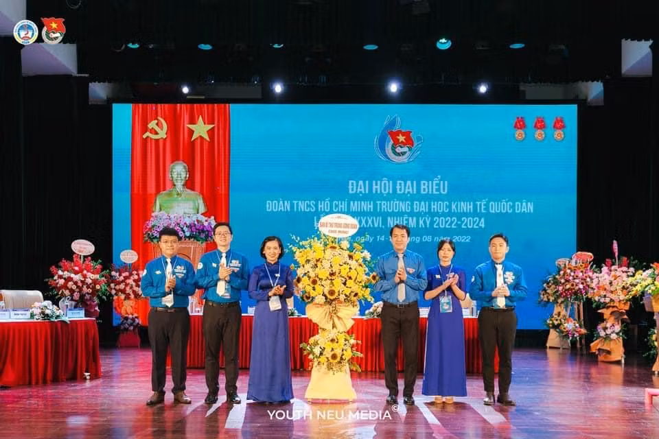 Bí thư Trung ương Đoàn Ngô Văn Cương tặng hoa chúc mừng đại hội