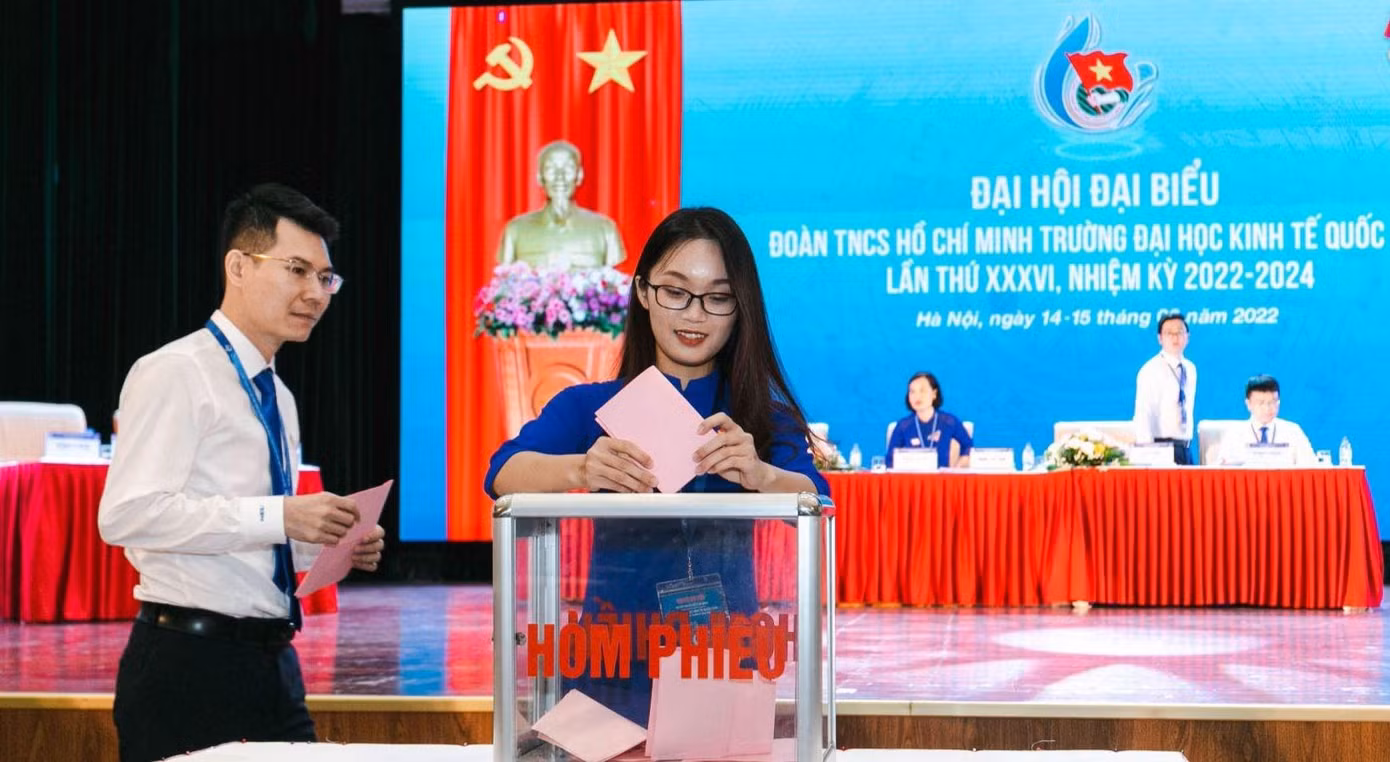 Các đại biểu bỏ phiếu bầu tại đại hội