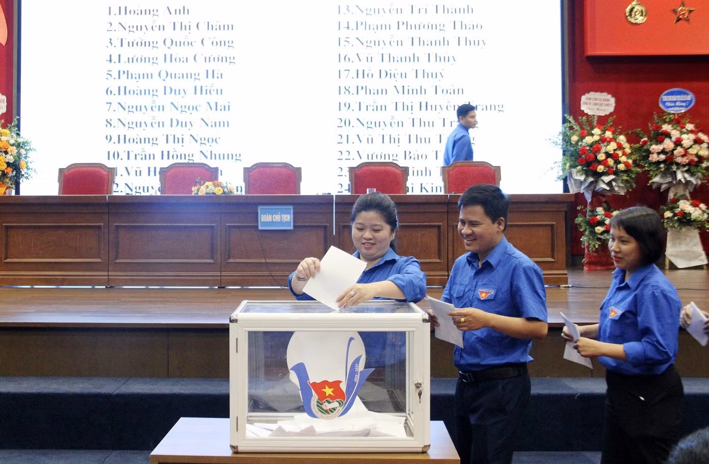 Các đại biểu bỏ phiếu bầu Ban chấp hành khóa mới tại đại hội