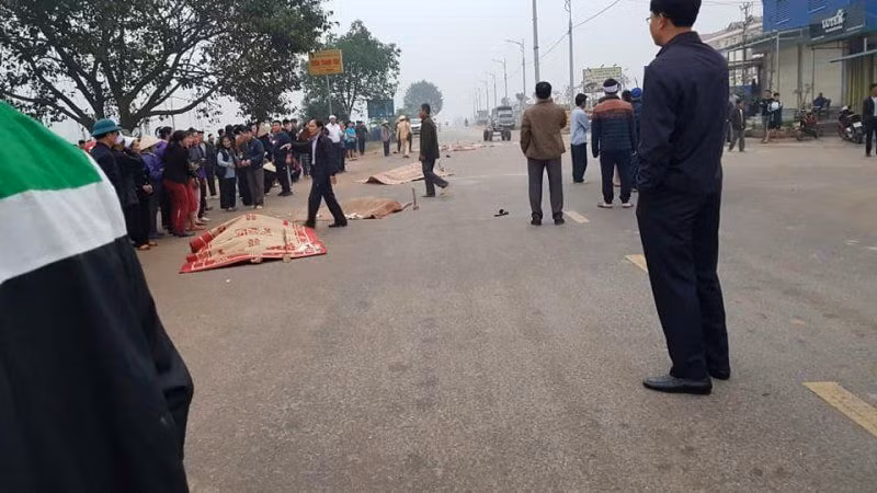 Xe khách đâm đoàn người đưa tang, ít nhất 7 người tử vong ảnh 4