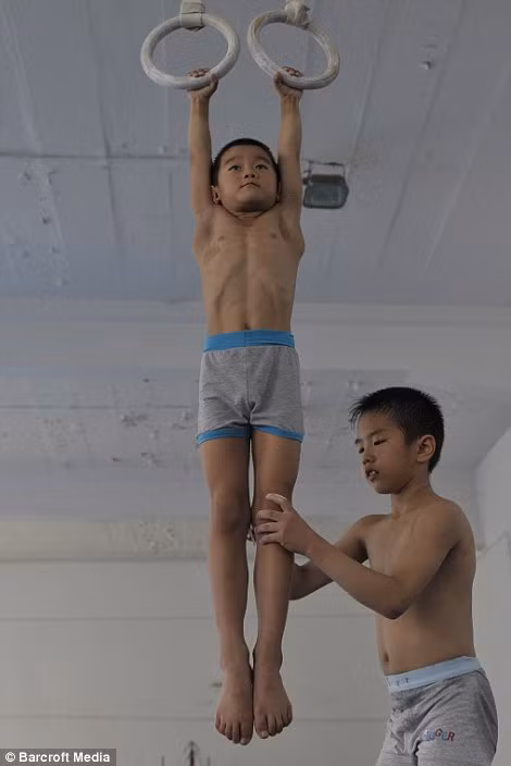 Bạn bè cùng trang lứa cùng hỗ trợ nhau luyện tập. Bạn bè cùng trang lứa cùng hỗ trợ nhau luyện tập