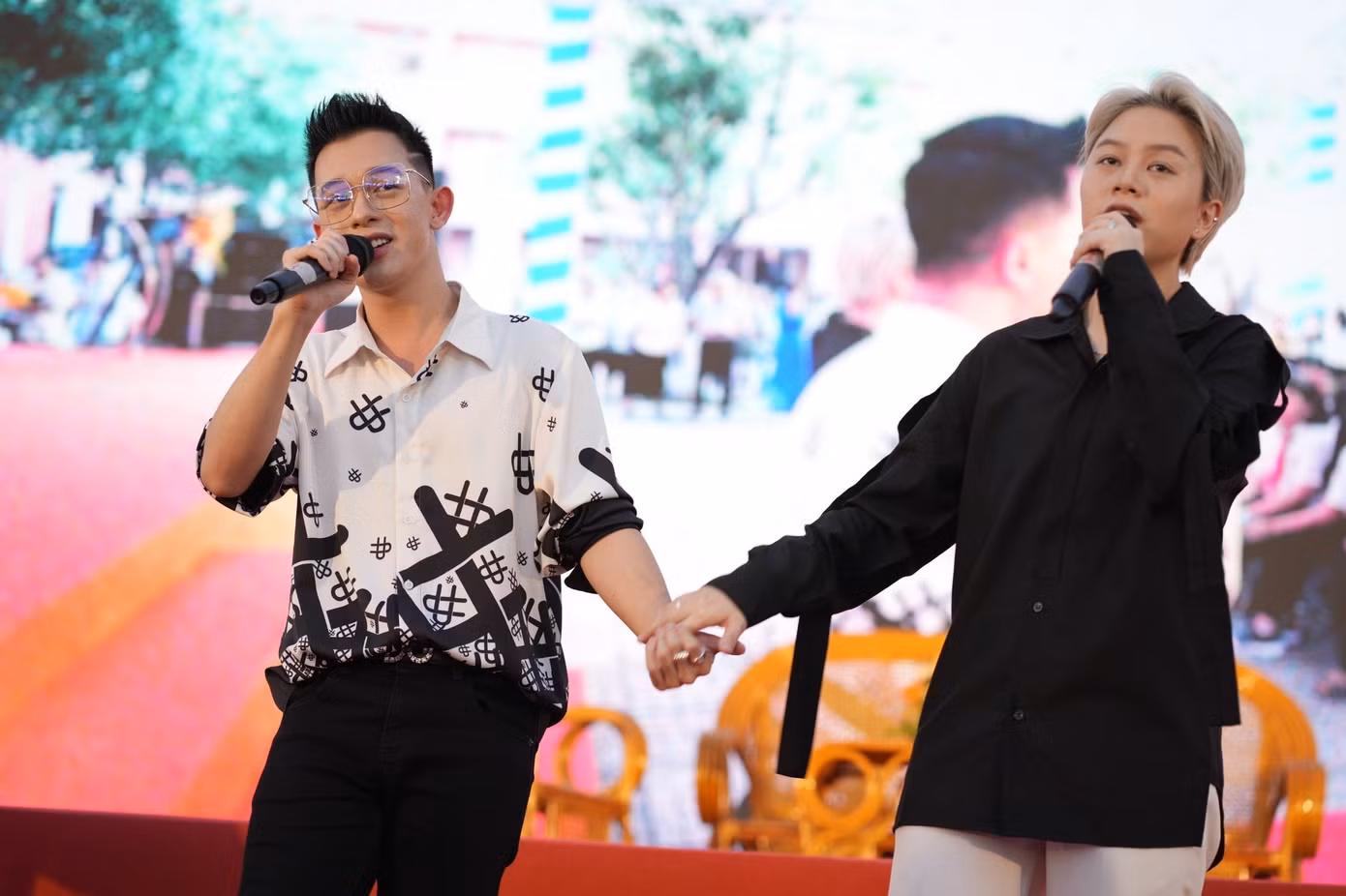 Bảo Hân và Quang Anh nắm tay nhau hát Cảm ơn con nhé (Quốc An).