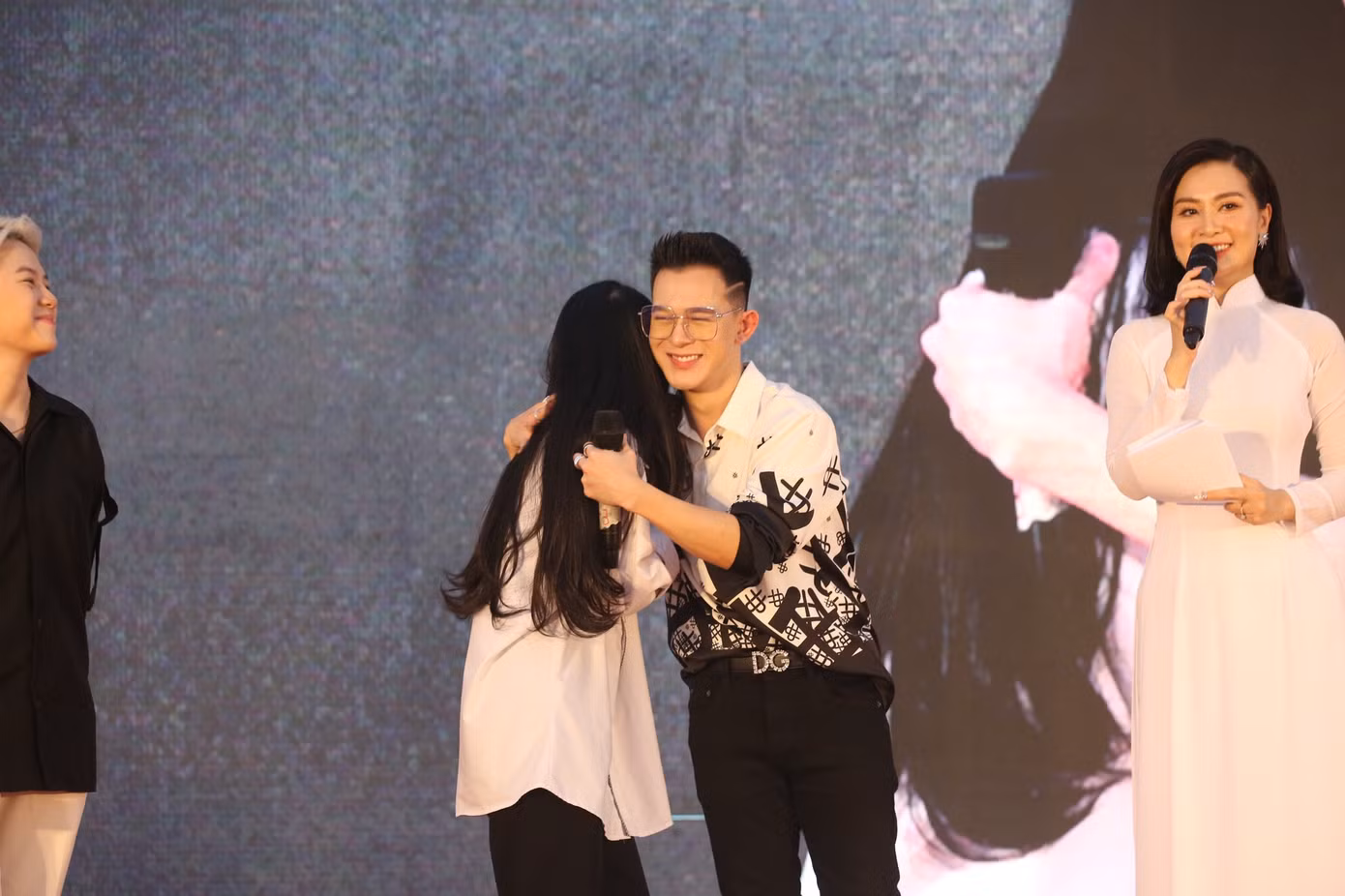 Quang Anh và Bảo Hân chia sẻ gần gũi với học sinh ở Diễn đàn Điều em muốn nói.