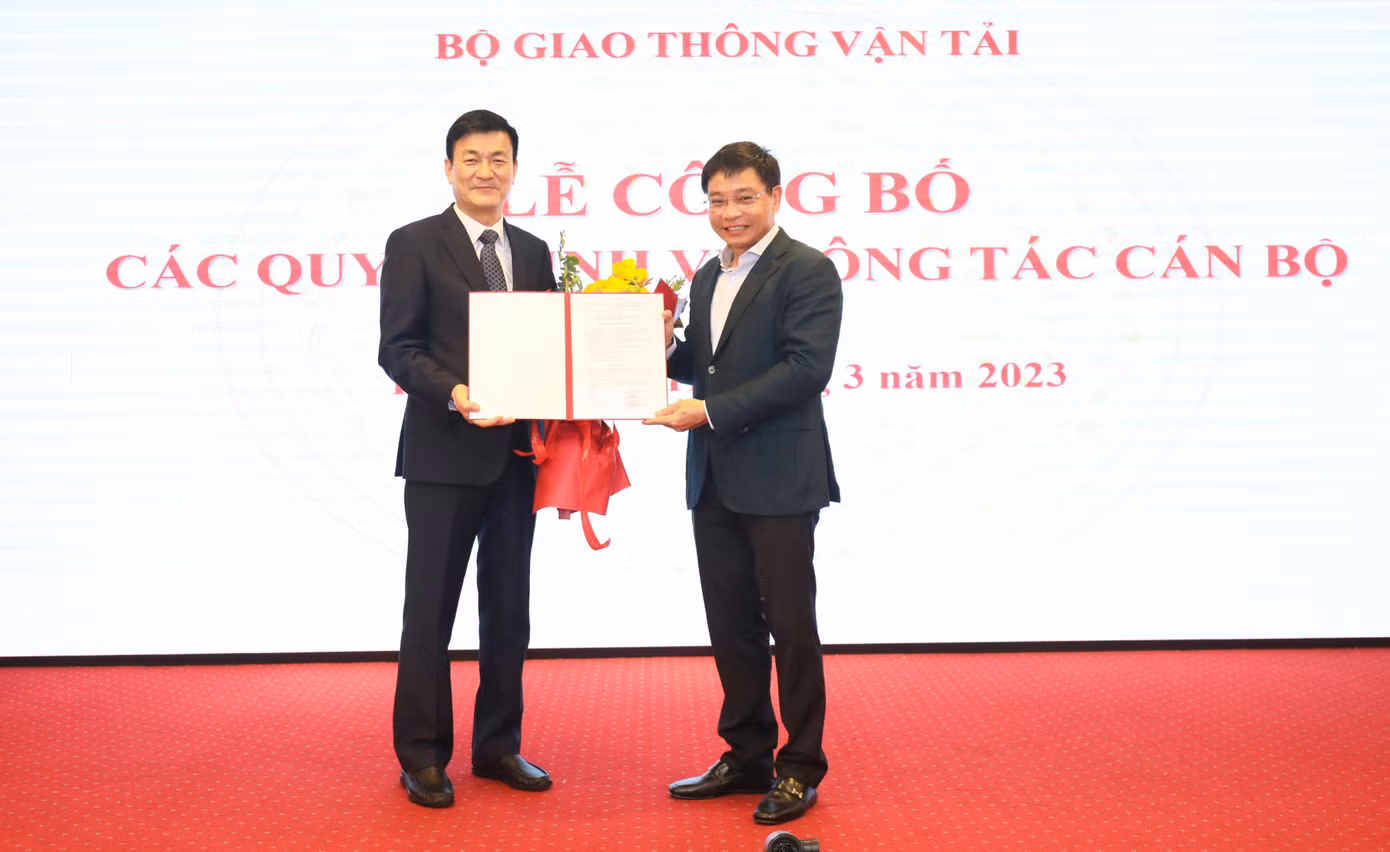 Bộ trưởng GTVT Nguyễn Văn Thắng trao quyết định bổ nhiệm Cục trưởng Cục Đăng kiểm đối với ông Nguyễn Chiến Thắng.