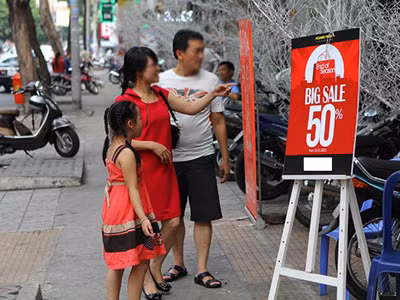 Chính các đợt khuyến mãi và giảm giá đã thu hút được đông đảo khách hàng đi mua sắm. Bài viết: http://news.zing.vn/Hang-giam-gia-ngap-tran-duong-pho-Sai-Gon-post378001.html Nguồn Zing News 