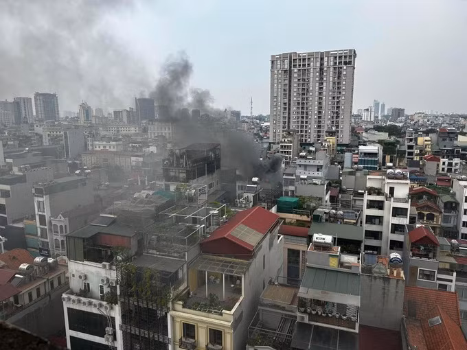 Đám cháy tạo cột khói đen bốc cao hàng chục mét khiến người dân hoang mang (Ảnh: Huy Thái).