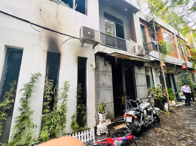 Bên ngoài căn nhà bị cháy.