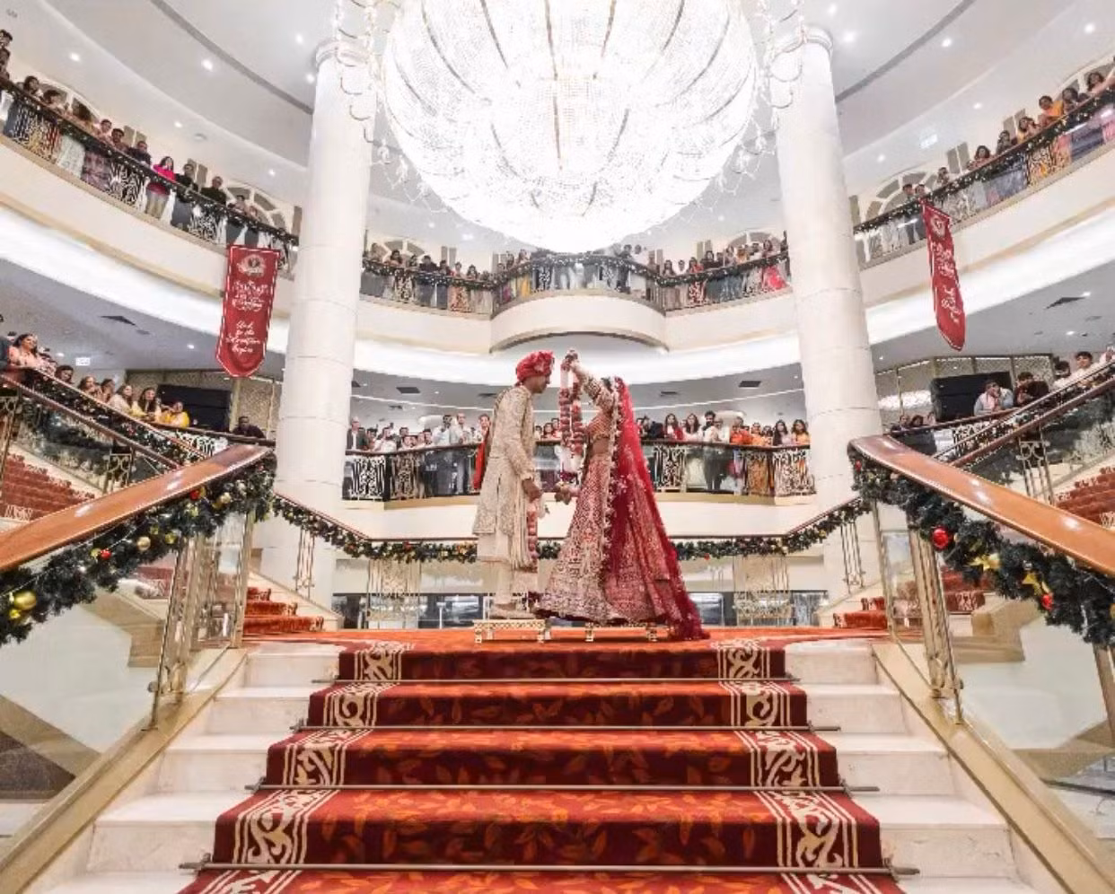 Cặp đôi Tuisha Seksaria và Gaurav Palrecha thực hiện nghi thức cưới theo truyền thống Ấn Độ. Cặp đôi Tuisha Seksaria và Gaurav Palrecha thực hiện nghi thức cưới theo truyền thống Ấn Độ.