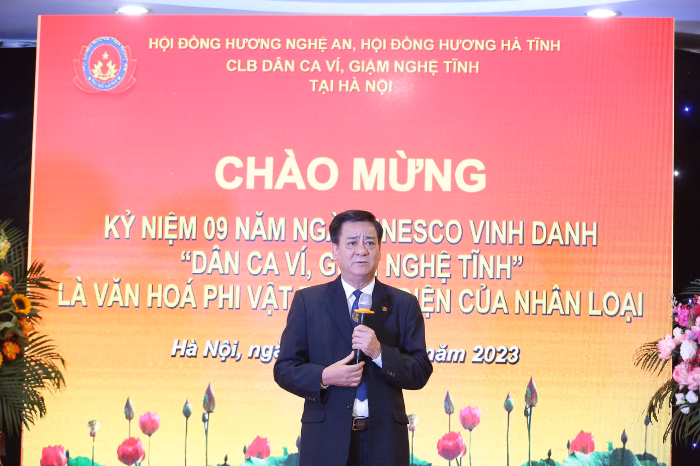 Ông Hoàng Xuân Lương - Nguyên Thứ trưởng, Phó Chủ nhiệm Ủy ban dân tộc Chính phủ, Chủ tịch Ủy ban Olympic Việt Nam, Phó Chủ tịch Hội đồng hương Nghệ An tại Hà Nội dự lễ kỷ niệm.