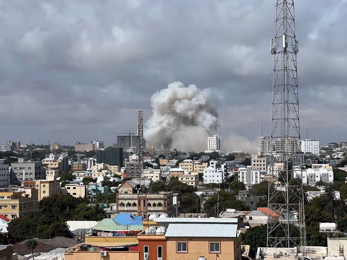 Vụ đánh bom nhìn từ xa. Ảnh: Reuters