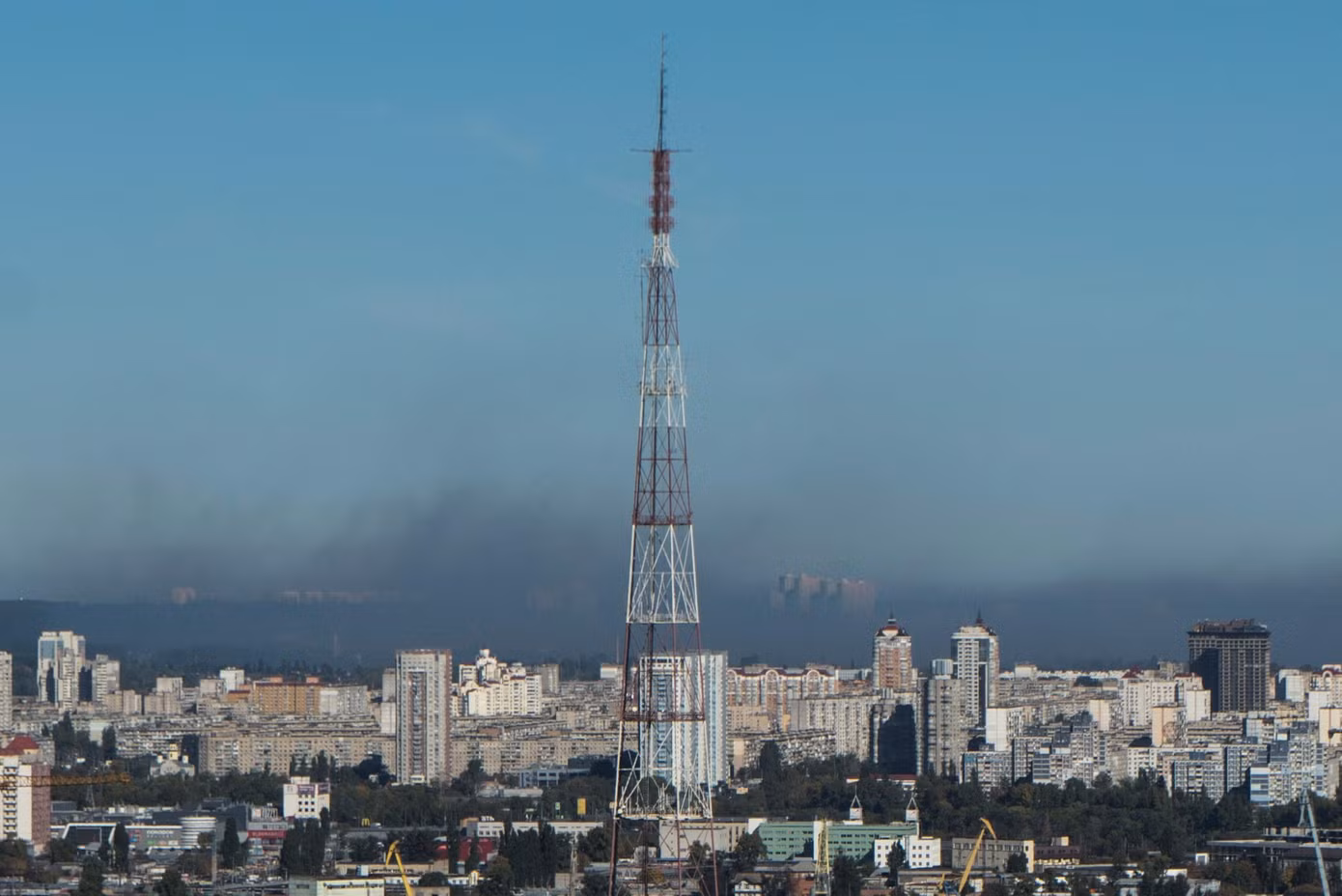 Khói đen bốc lên ở thủ đô Kiev hôm 11/10. Ảnh: Reuters