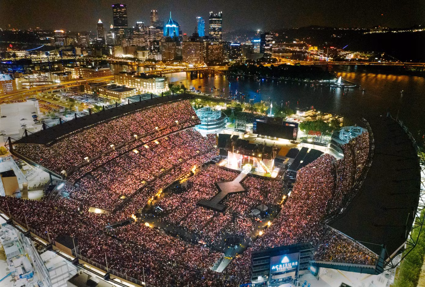 Sân vận động National Stadium Singapore chật kín khán giả trong đêm diễn của Taylor Swift