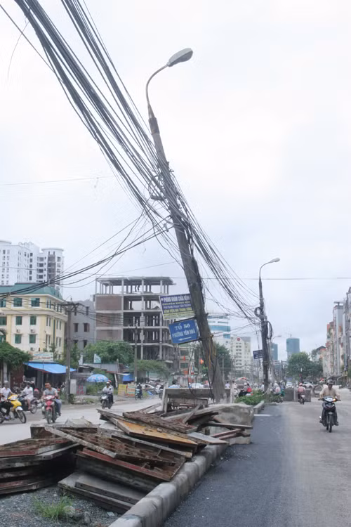 Dây điện bùng nhùng, cột điện nghiêng hẳn một bên