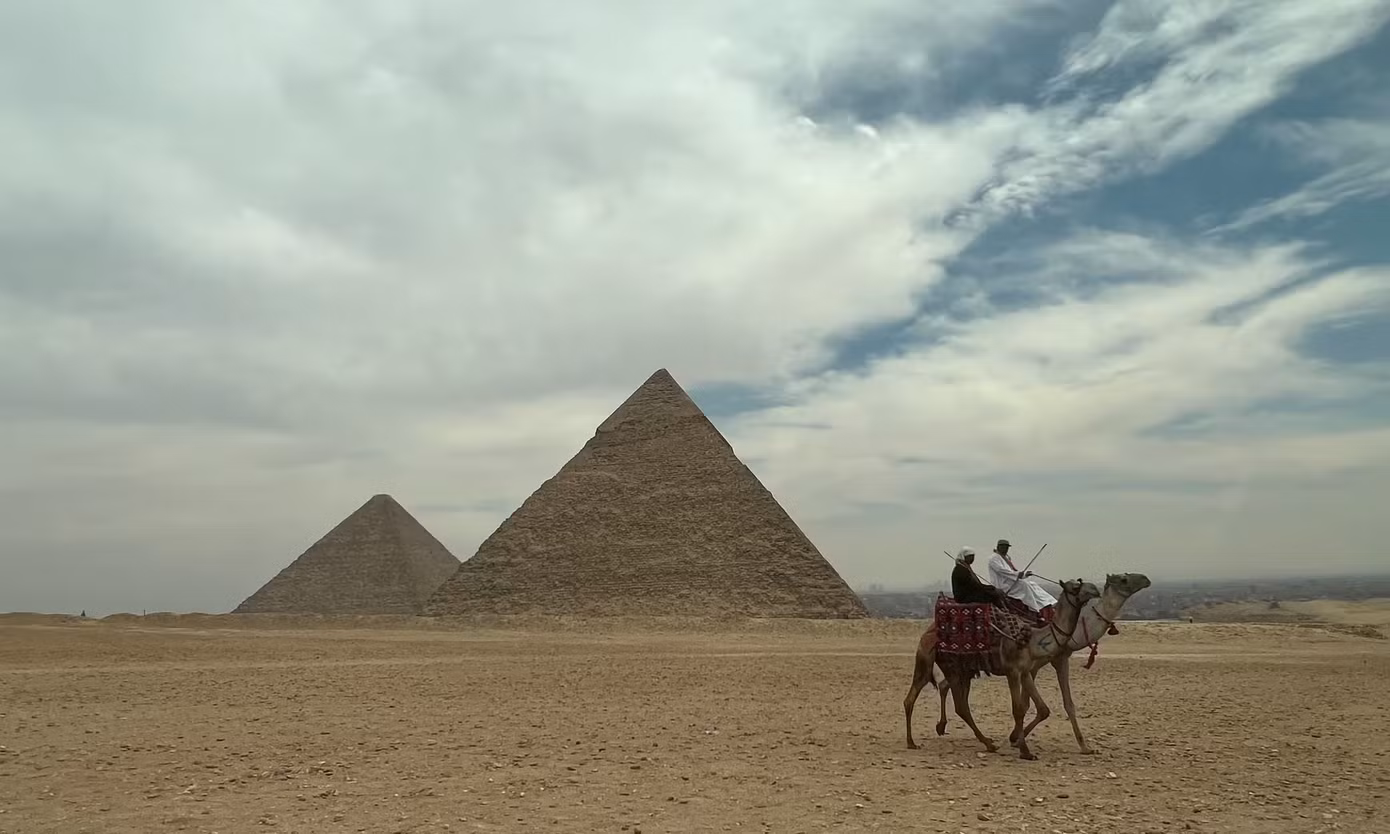 Kim tự tháp Khafre - một trong những kim tự tháp sát nhánh sông bị thất lạc - trên cao nguyên Giza ở Cairo, Ai Cập
