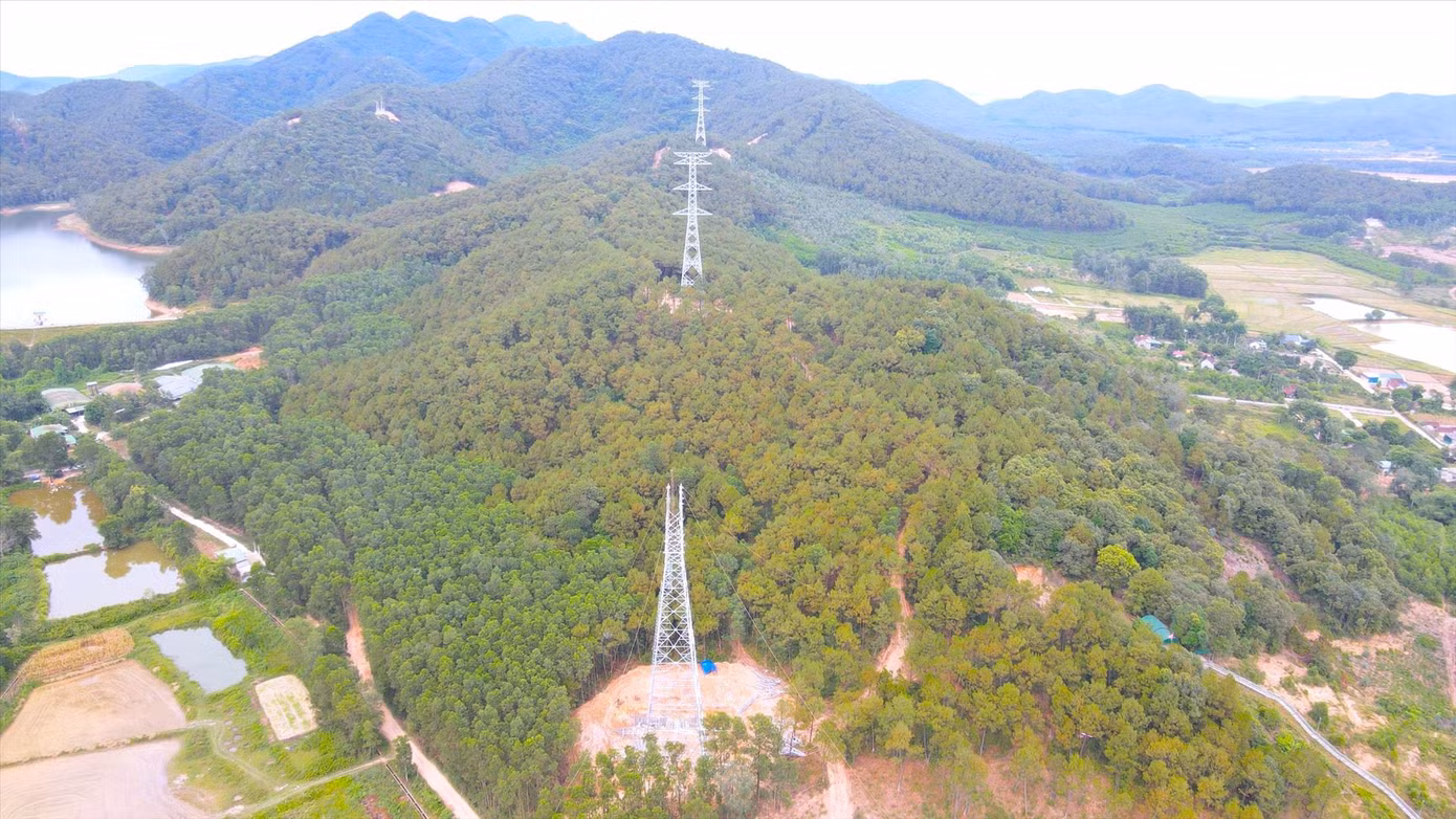 Những cây cột điện 500kV mạch 3 đang dần hình thành trên địa bàn tỉnh Nghệ An