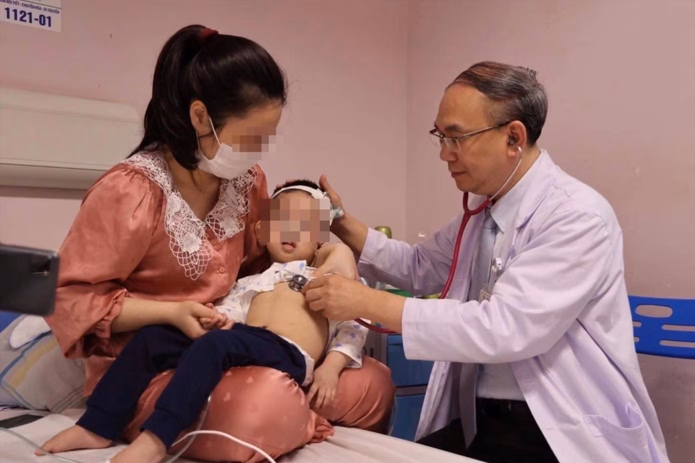 PGS.TS Vũ Chí Dũng khám cho bệnh nhi mắc bệnh hiếm. Ảnh: P.V