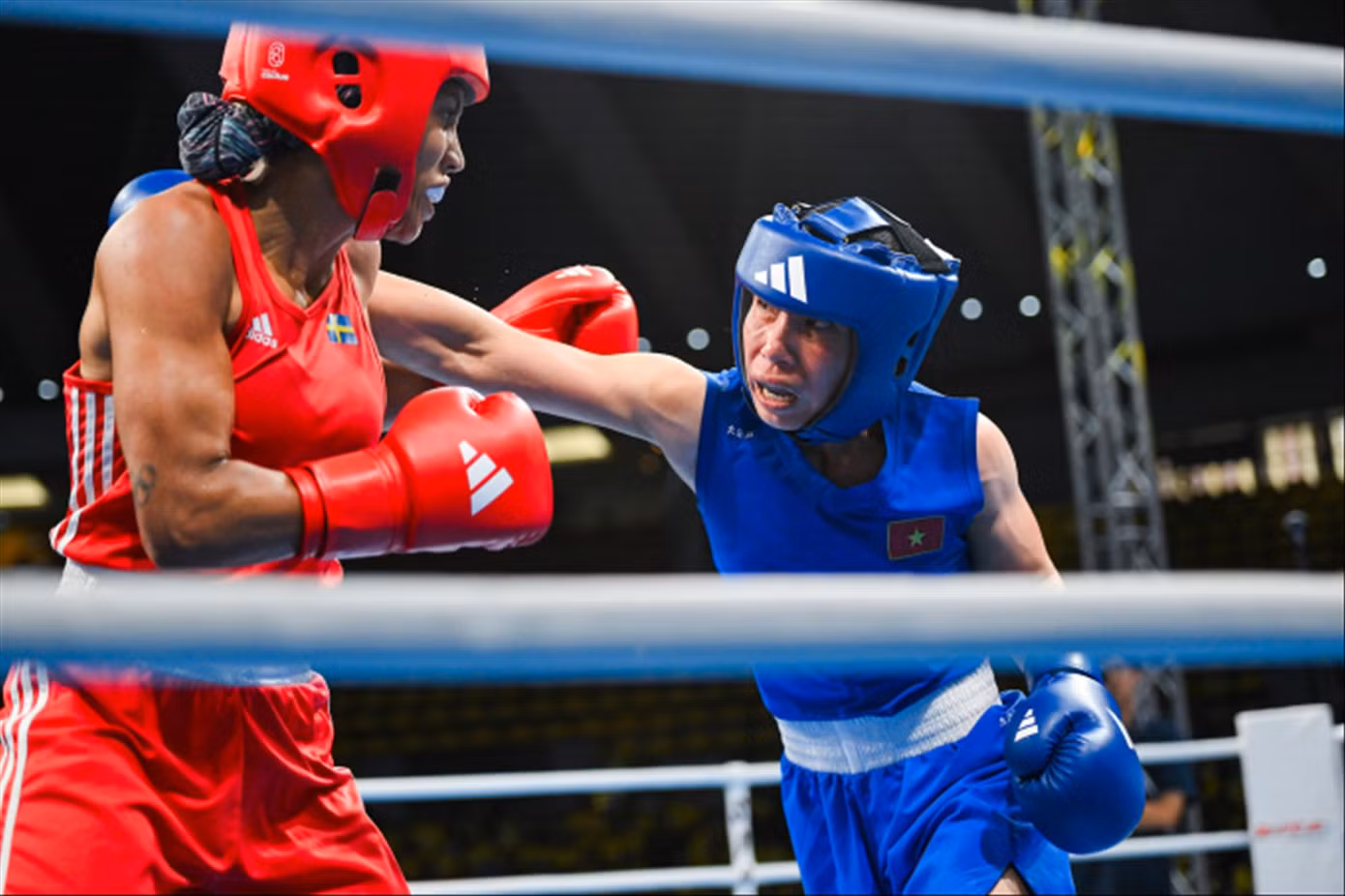 Võ sĩ Hà Thị Linh (phải) giành vé dự Olympic Paris 2024