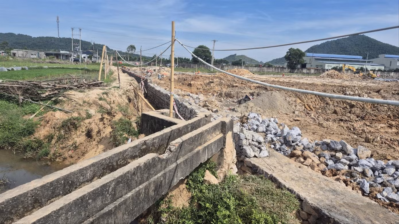 Hiện trường kênh bị đào phá