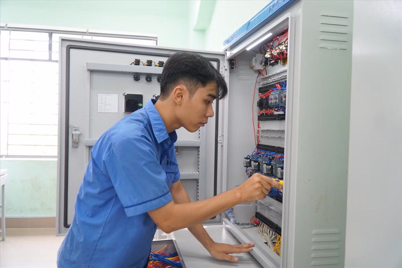 Học viên hệ trung cấp ngành điện - điện tử Trường Cao đẳng Lý Tự Trọng trong một tiết thực hành. Ảnh: Nhàn Lê