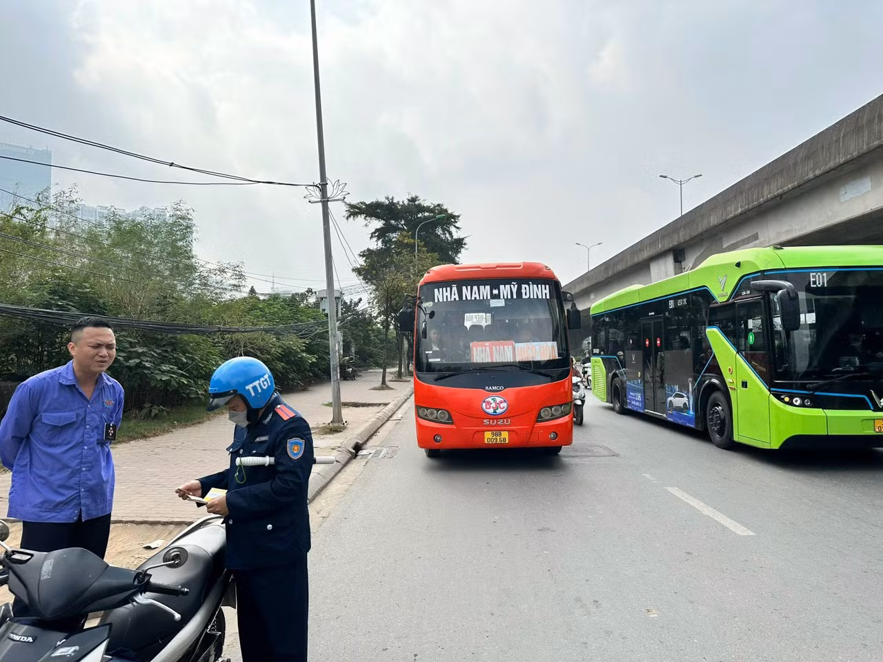 Dịp Tết TTGT tăng cường xử lý xe khách dừng đỗ trên đường, xung quanh khu vực các bến xe. Ảnh: Anh Trọng