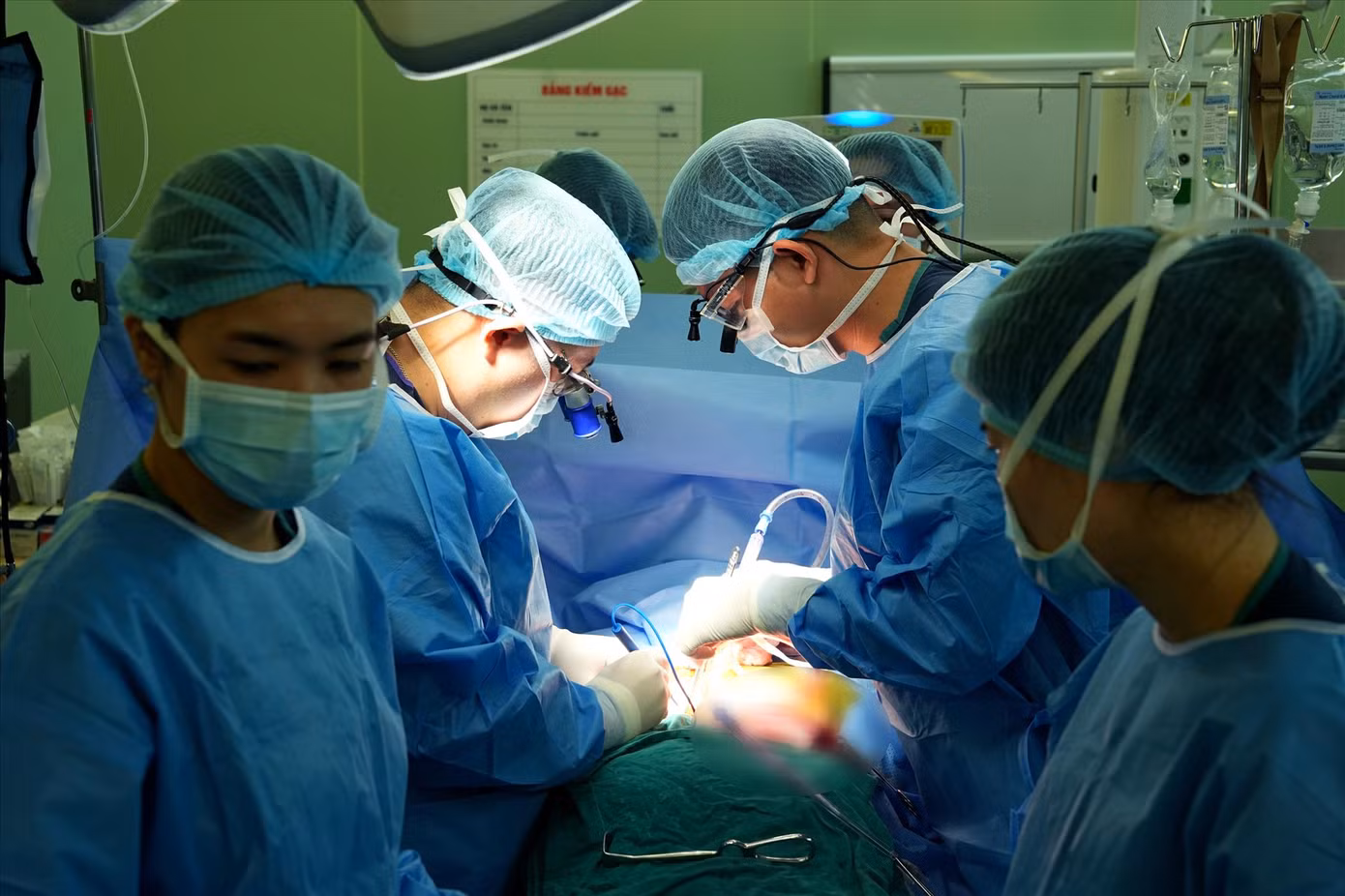 Các bác sĩ ghép tim cho bệnh nhân