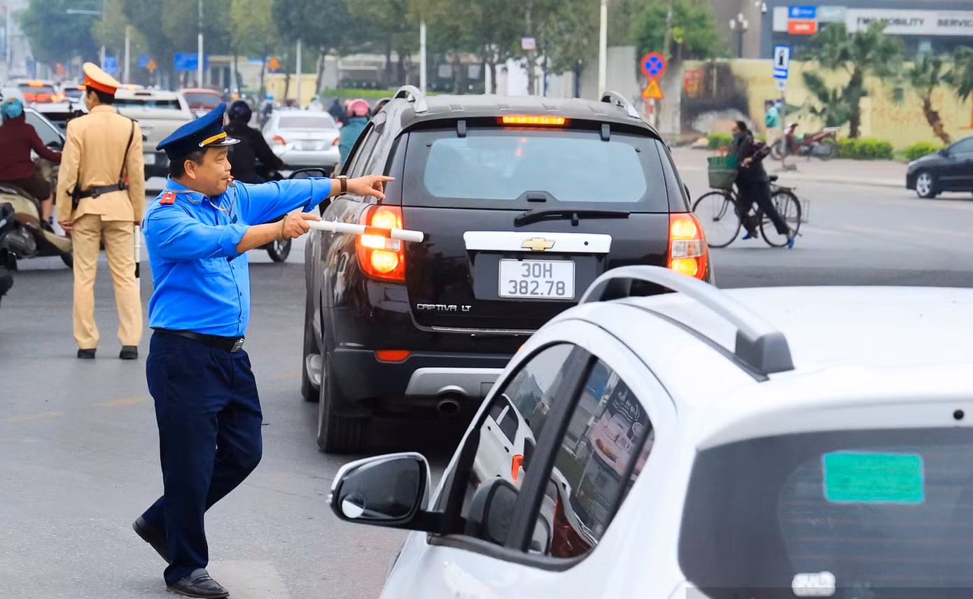 TTGT phối hợp với CSGT đảm bảo trật tự giao thông ở nhiều vị trí dịp Tết. Ảnh: A.Trọng