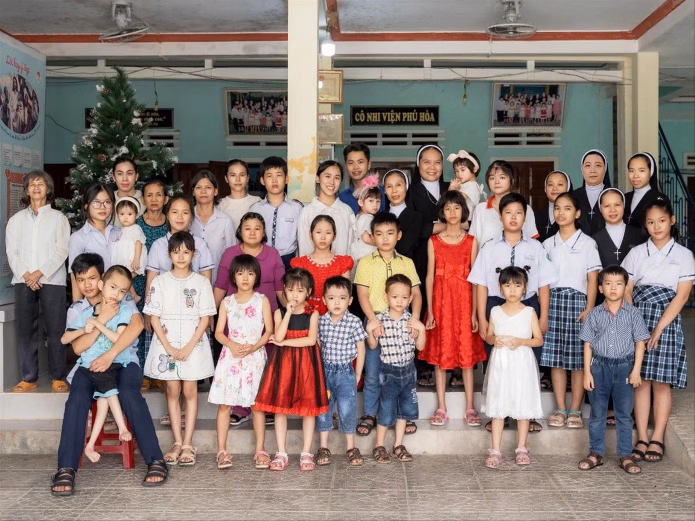 Tấm ảnh Lê Văn Lộc chụp chung với các sơ, em ở Cô nhi viện Phú Hòa