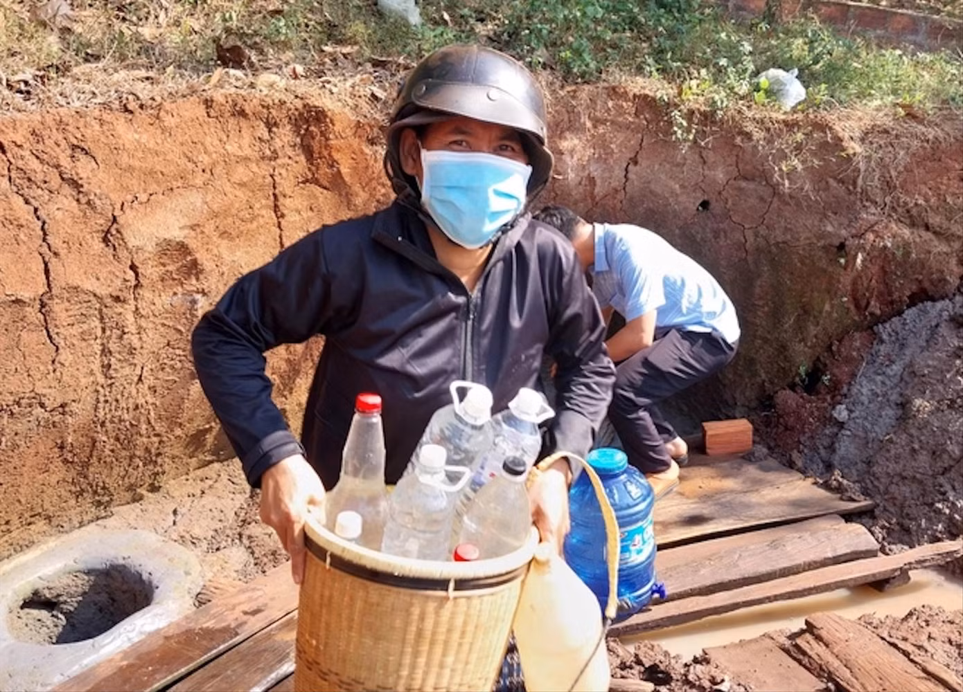 Người dân làng Sơn phải gùi từng chai nước từ khe suối cách xa nhà hơn 3 cây số về sinh hoạt Người dân làng Sơn phải gùi từng chai nước từ khe suối cách xa nhà hơn 3 cây số về sinh hoạt