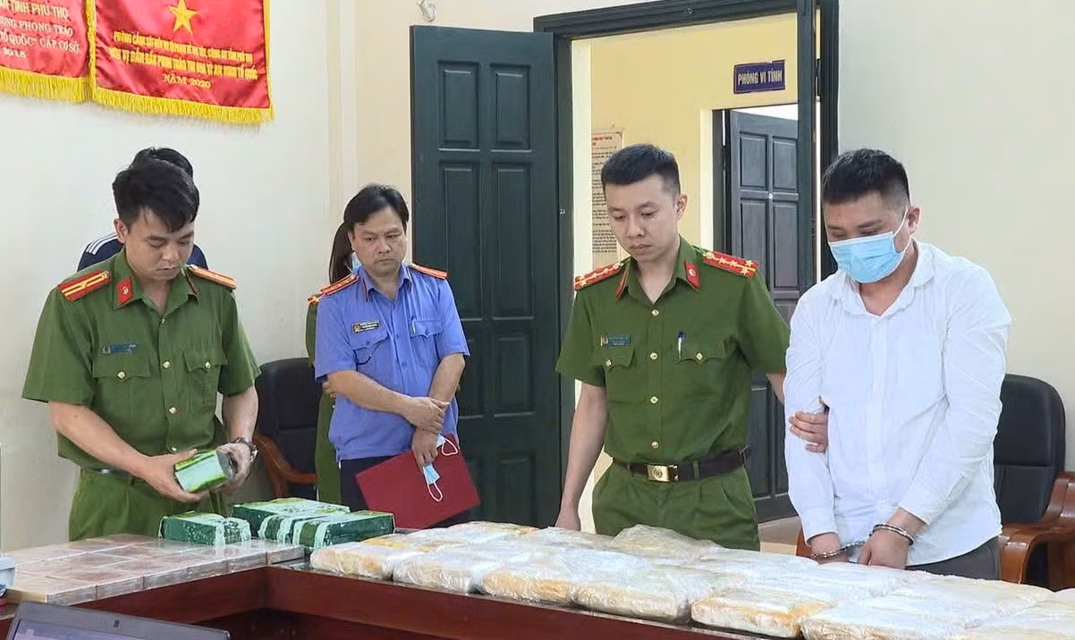 Đối tượng cầm đầu vụ án (phải) bị đề nghị truy tố.