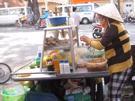 Hàng rong bốc, nhồi... thức ăn bằng tay trần cho HS có mặt khắp các trường học.
