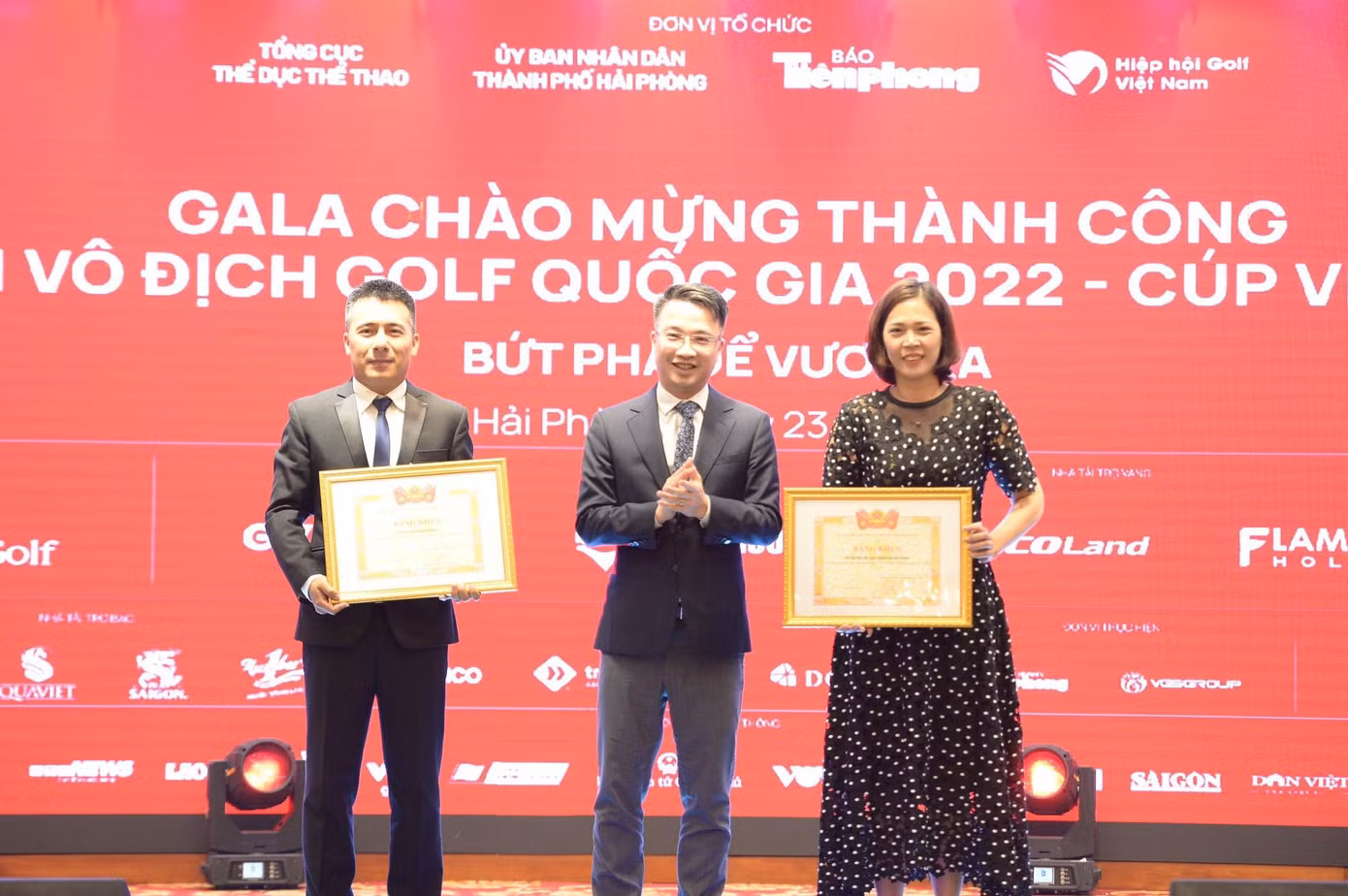 Tại chương trình, T.Ư Đoàn tặng Bằng khen cho các đơn vị đã tham gia quá trình tổ chức thành công Giải Vô địch Golf Quốc gia 2022 - Cúp VinFast.