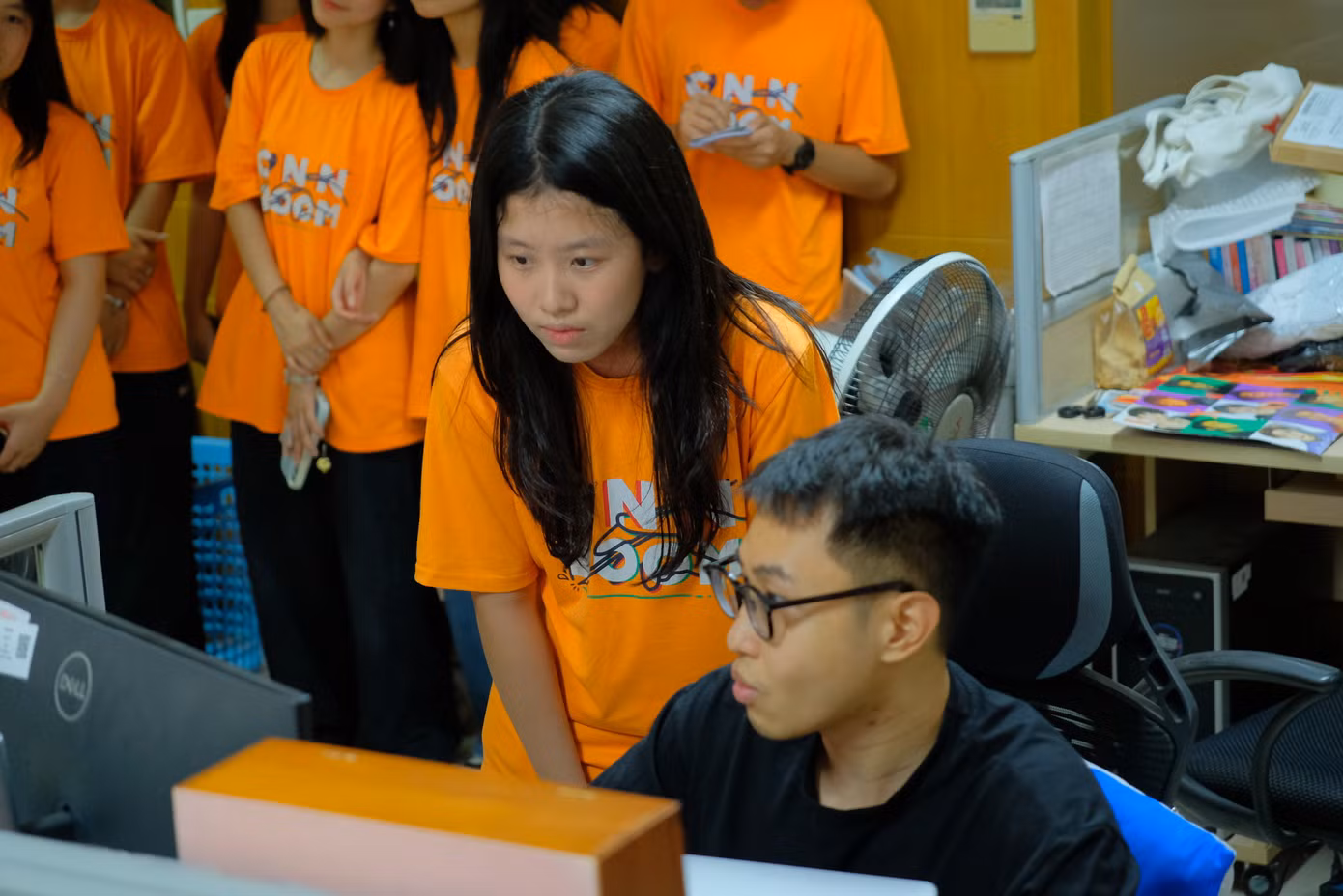 Các bạn học sinh CLB CNN Zoom trải nghiệm không gian và quy trình làm việc tại Báo Tiền Phong.