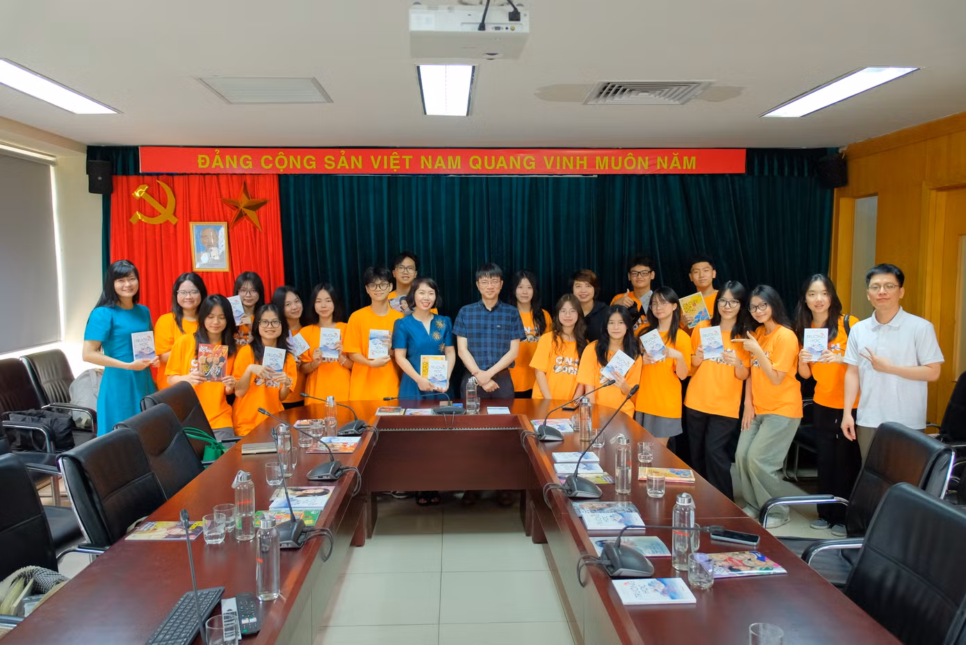 Đoàn giáo viên, học sinh CLB CNN Zoom, Trường THPT Chuyên Ngoại ngữ cùng đại diện Ban Sinh Viên - Hoa Học Trò, Báo Tiền Phong.