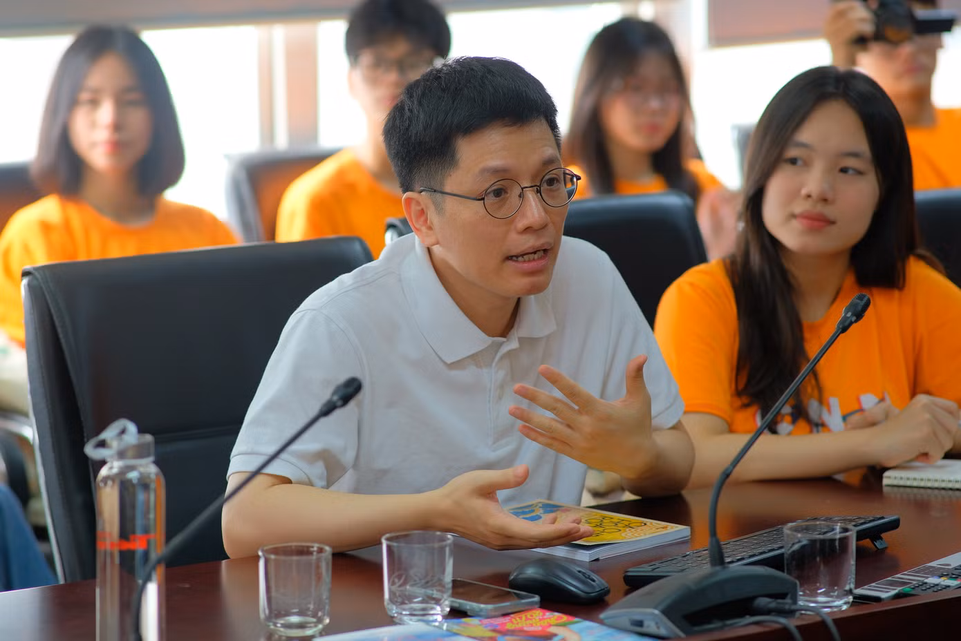 Nhà báo Nguyễn Hồ Hưng đại diện giới thiệu những ấn phẩm từ Ban Sinh Viên - Hoa Học Trò.