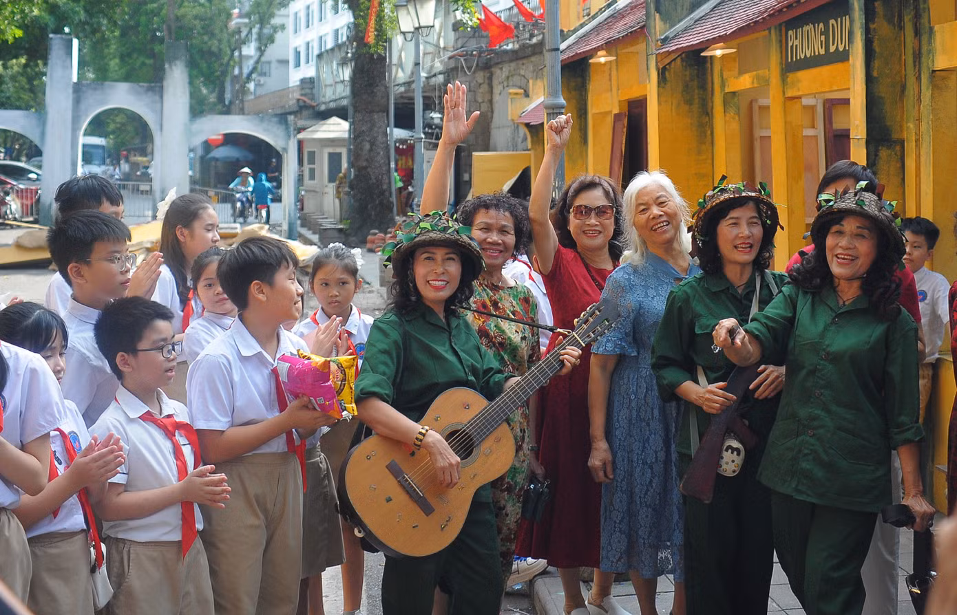 Dàn hòa ca của các du khách đến tham quan triển lãm.