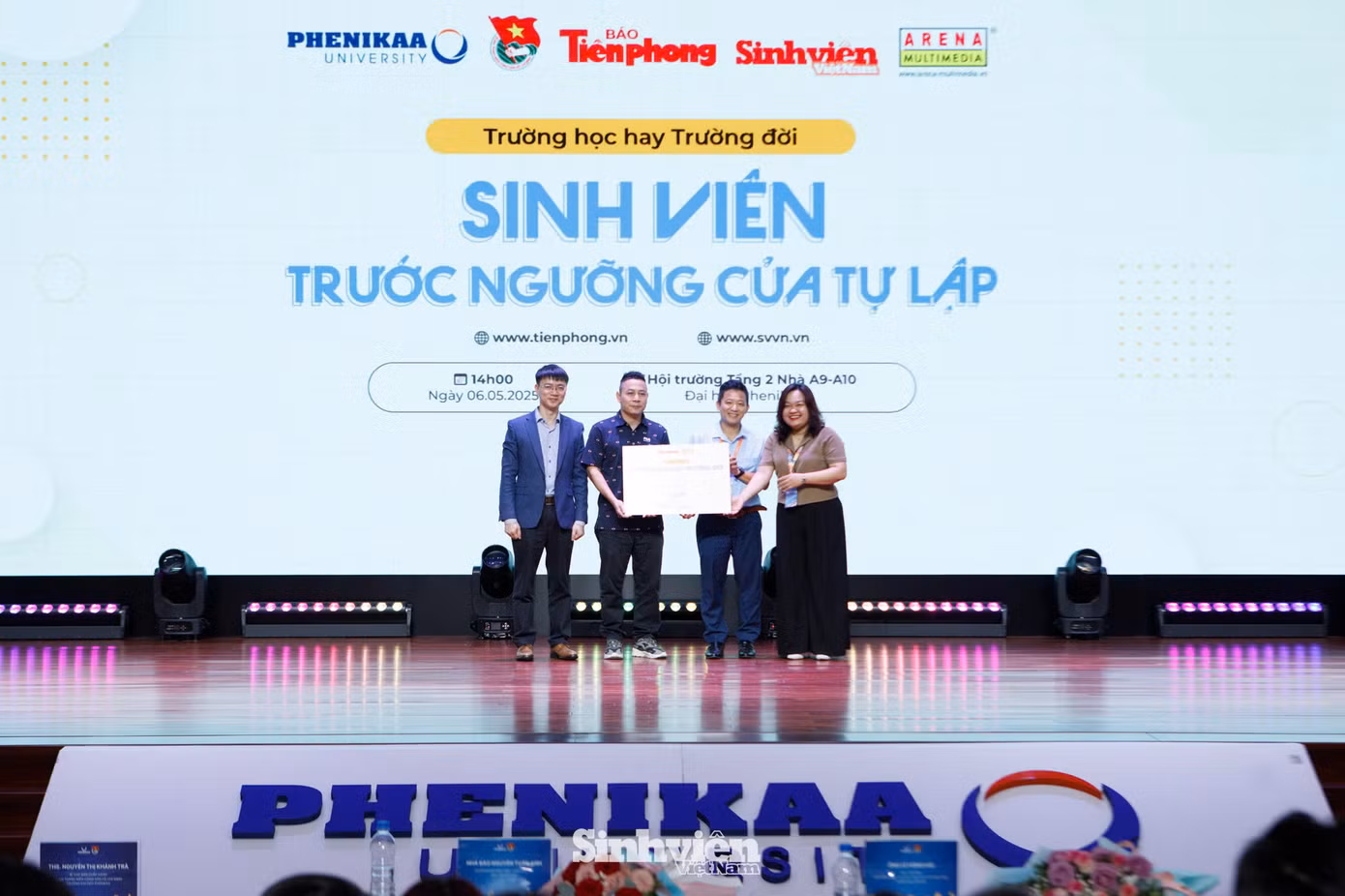 Đại diện Báo Tiền Phong và Hệ thống Đào tạo Arena Multimedia trao tặng 100 cuốn sách "Trường học hay Trường đời" bản in năm 2024 cho đại diện Đại học Phenikaa.