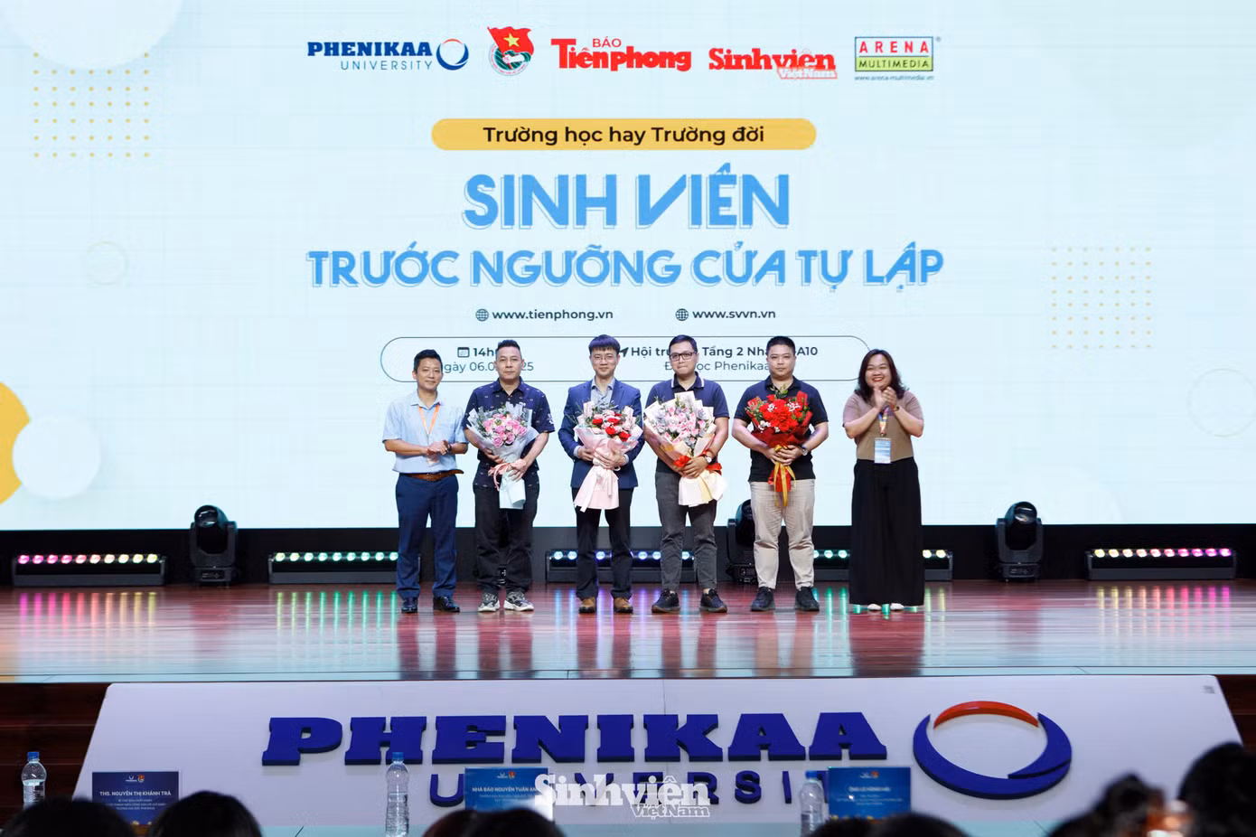 Đại diện Đại học Phenikaa tặng hoa cảm ơn các đơn vị đồng tổ chức và các diễn giả.