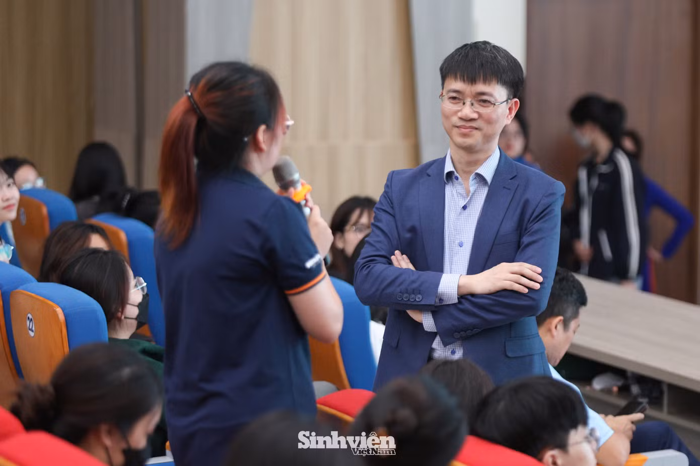 Nhà báo Nguyễn Tuấn Anh giao lưu cùng sinh viên Đại học Phenikaa.