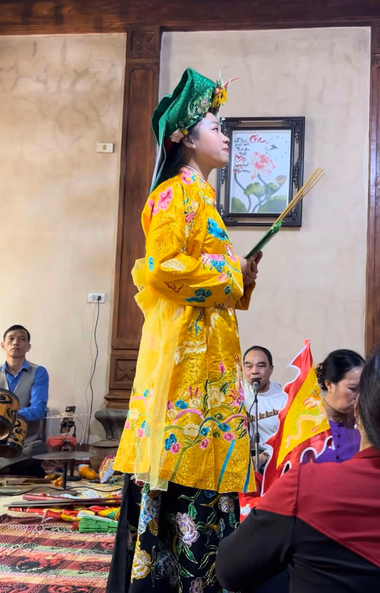 Nhiều bạn trẻ thực hành tín ngưỡng thờ Mẫu. Nhiều bạn trẻ thực hành tín ngưỡng thờ Mẫu.