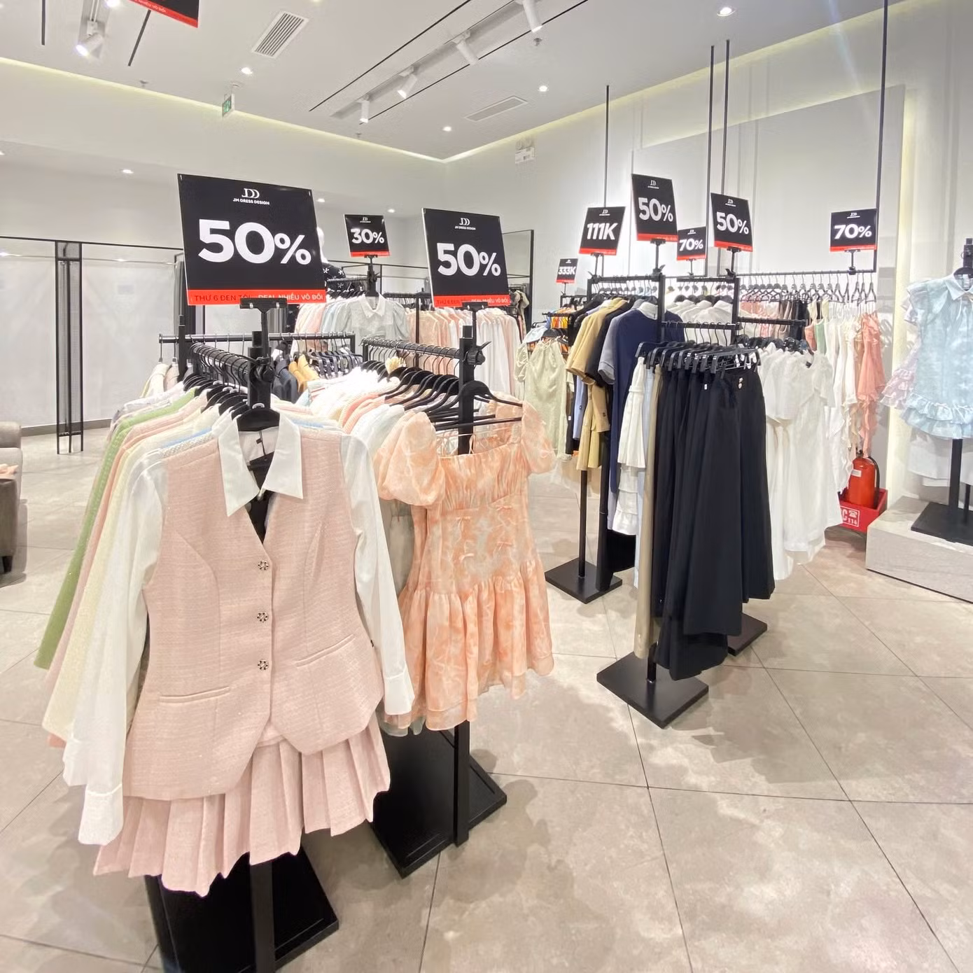 Nhiều mặt hàng giảm giá sâu lên tới tận 50%. (Ảnh: NVCC)