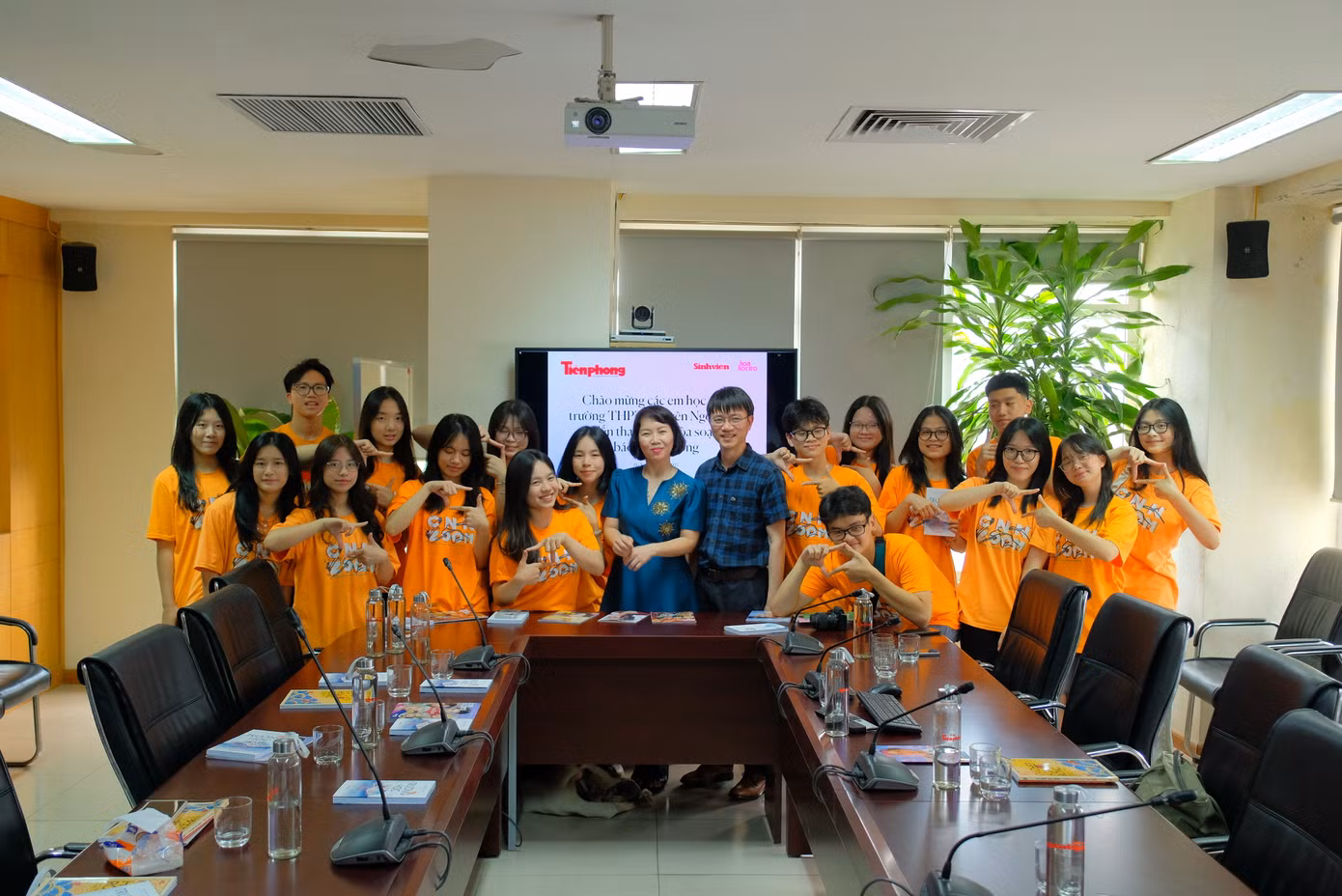 Nhà báo Nguyễn Tuấn Anh, cô Đỗ Ngọc Chi cùng các bạn học sinh CLB CNN Zoom.