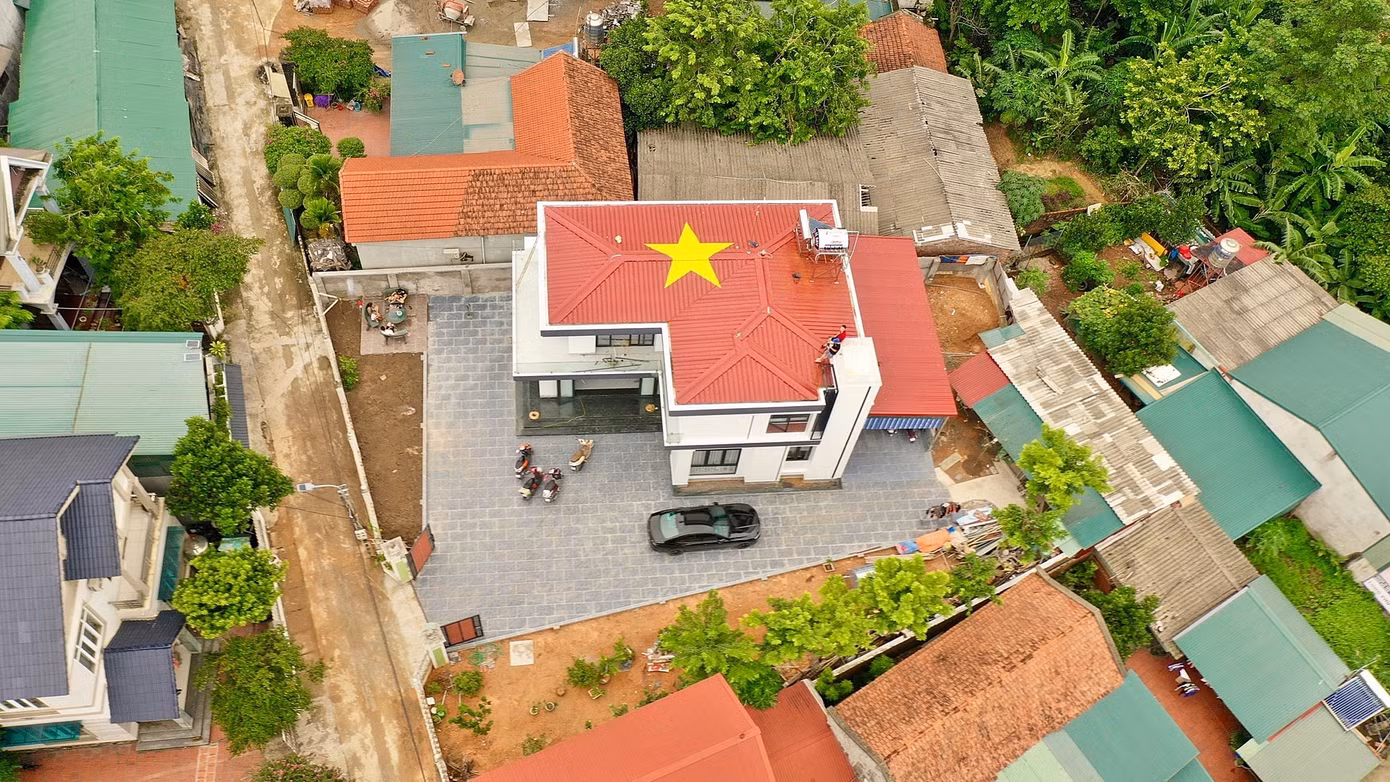 Ngôi sao vàng 5 cánh được vẽ trên mái nhà do Lê Quang Vũ thực hiện ở huyện Tam Dương, tỉnh Vĩnh Phúc. (Ảnh: Lê Quang Vũ)