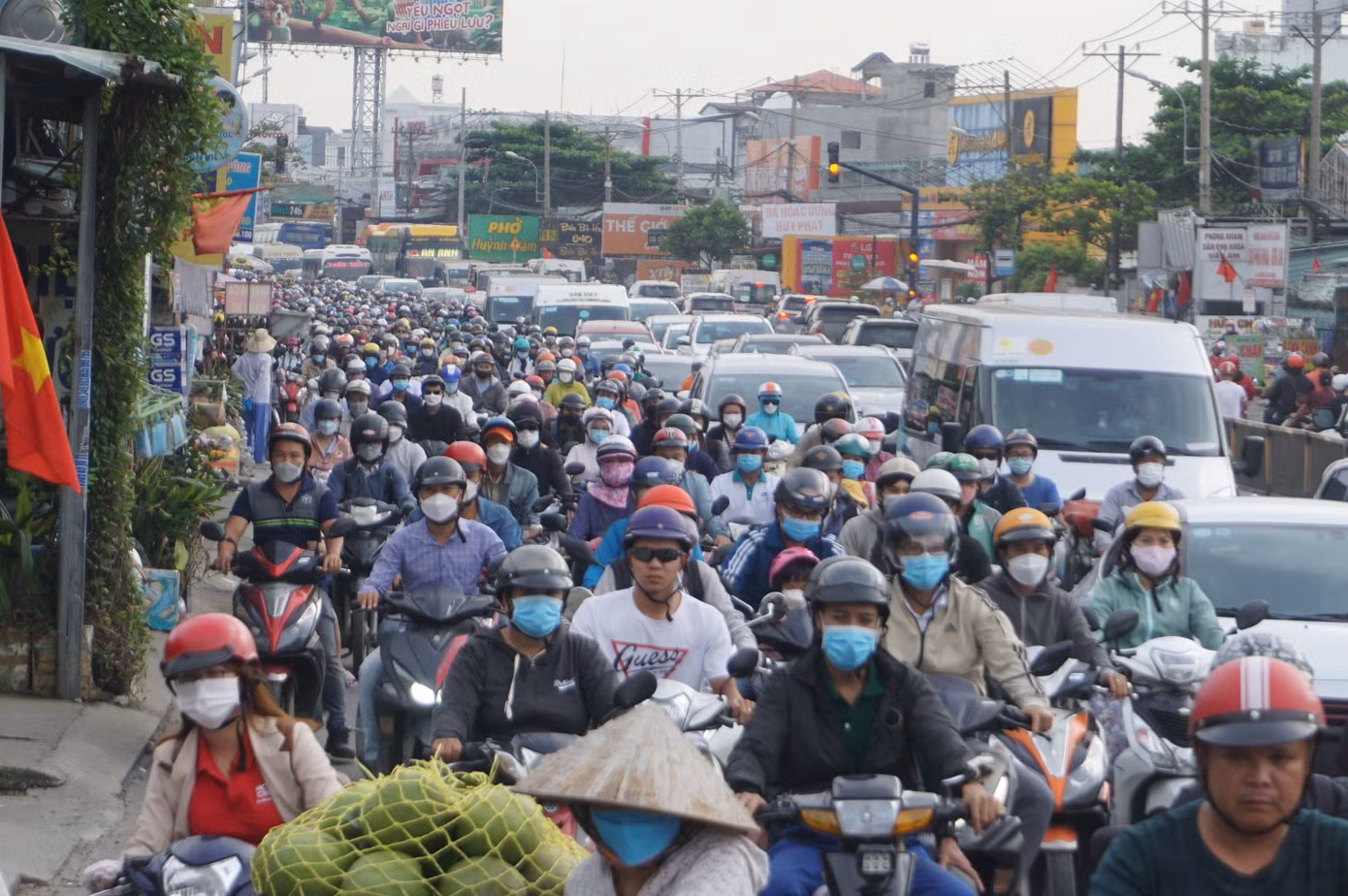 Ùn tắc giao thông trên quốc lộ 13 (TP Thủ Đức, TPHCM).
