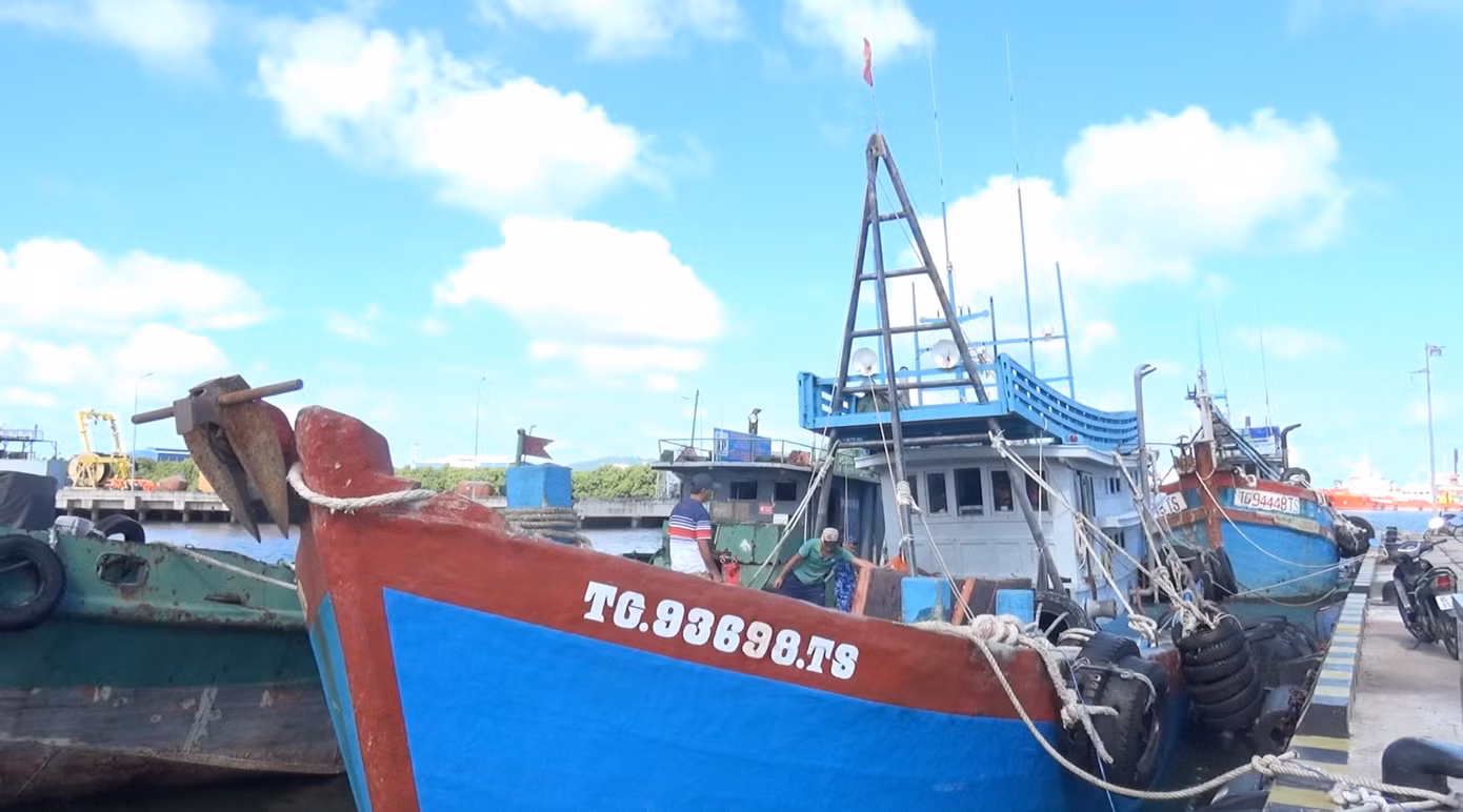 Tàu TG – 93698 TS được dẫn giải về đến cảng Hải đội 301, Bộ Tư lệnh Vùng Cảnh sát biển 3 tại TP Vũng Tàu vào sáng 29/6. Ảnh: Cơ quan chức năng cung cấp.